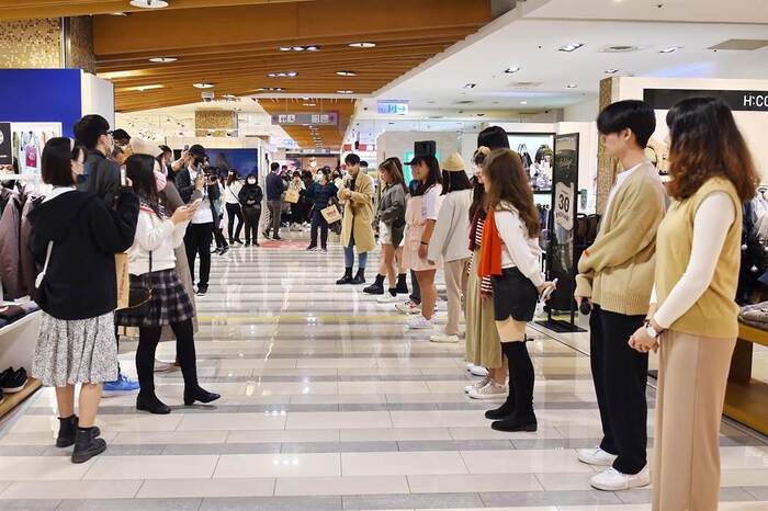 【媒體報導】靜宜英文系學生走出校園 快閃表演呈現所學圖片